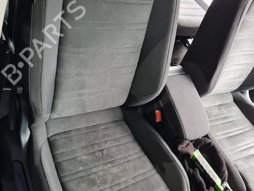right-front-seat-vw-touran-5t1-2015-31809565 main image