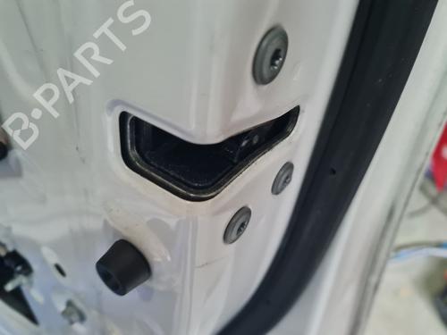 front-right-lock-toyota-corolla-estate-_e21_-2019-32866710 main image