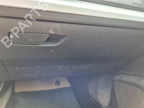 Used Glove box AUDI Q2 (GAB, GAG) 30 TDI (115 hp) 21643455