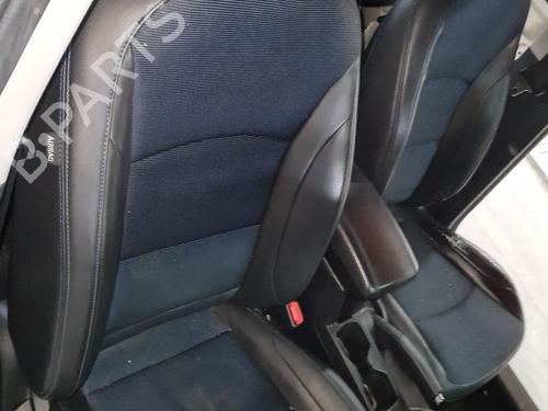 right-front-seat-ssangyong-tivoli-2015-40195630 main image