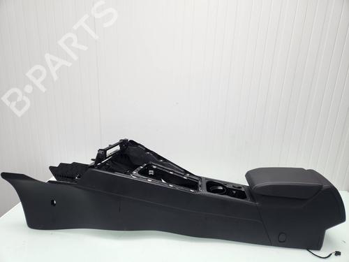 middle-console-vw-golf-viii-cd1-da1-2019-30549193 main image