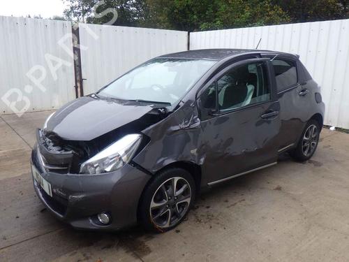 Right front fog light TOYOTA YARIS (_P13_) 1.3 (NSP130_, NSP130) | BP32275305C31