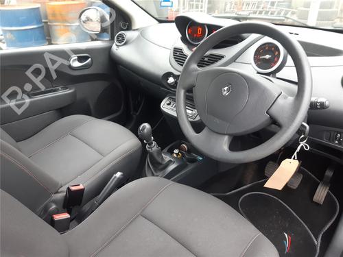 Gebruikte RENAULT TWINGO II (CN0_) 1.2 (CN0D) (58 hp) 3568217 Onderdelen