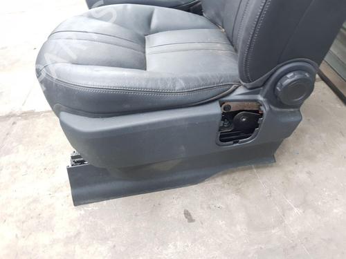 Right front seat LAND ROVER DISCOVERY IV (L319) 3.0 TD 4x4 | BP26915072C16 