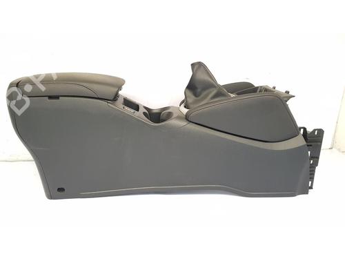 Used Armrest / Center console Armrest / Center console NISSAN QASHQAI II (J11, J11_) 1.5 dCi (110 hp) 33889647 33889647