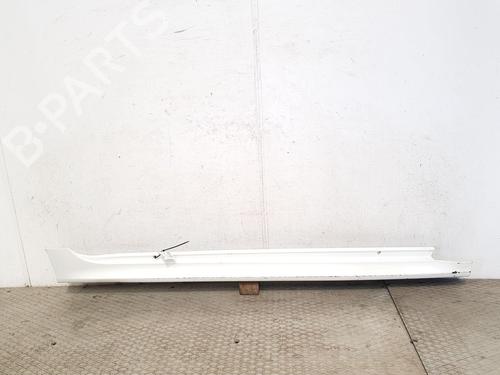 Højre sidekjole Højre sidekjole TOYOTA YARIS (_P21_, _PA1_, _PH1_) 1.5 Hybrid (MXPH10, MXPH11) (116 hp) 33944546 33944546