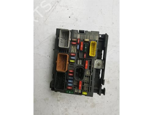 Used Fuse box Fuse box 38704888 38704888