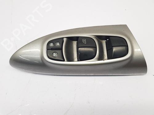 Interrupteur de vitre avant droite NISSAN JUKE (F15) 1.5 dCi (110 hp) 32127548
