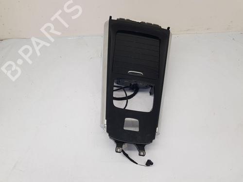 Used Cup/Object holder Cup/Object holder MERCEDES-BENZ B-CLASS Sports Tourer (W247) B 180 (247.084) (136 hp) 34639415 34639415