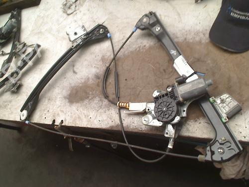 Rudehejsemekanisme Højre foran BMW 3 Coupe (E46) 323 Ci (170 hp) 33022084