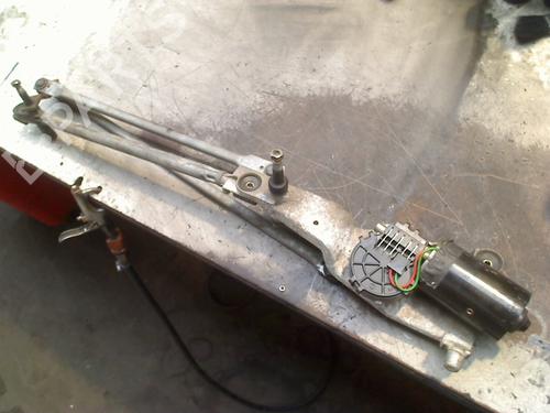 Używane Mechanizm wycieraczek przednich FORD FOCUS I (DAW, DBW) 1.4 16V (75 hp) 31272521