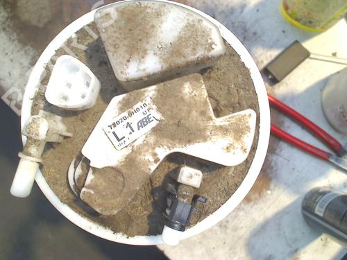 Pompe à carburant PEUGEOT 107 (PM_, PN_) 1.0 (68 hp) 32366061