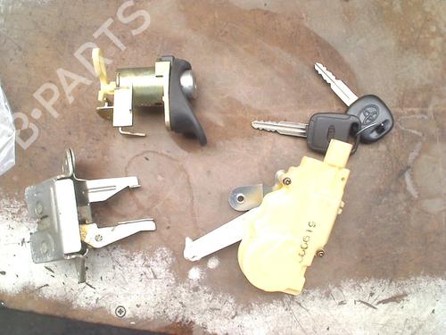 Used Tailgate lock TOYOTA YARIS (_P1_) 1.3 (NCP10, SCP12_) (86 hp) 32366085