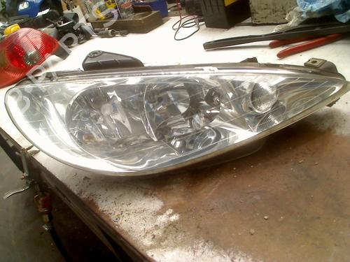 Used Right headlight PEUGEOT 206 Hatchback (2A/C) 1.1 i (60 hp) 31128136