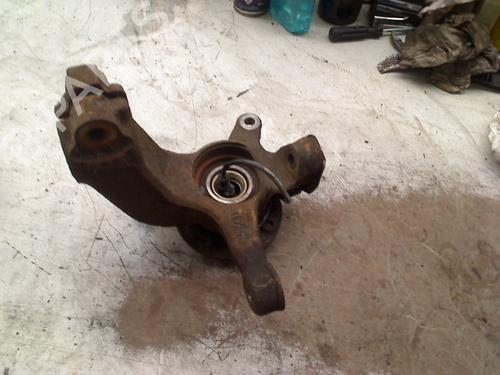 Fusee links voor PEUGEOT 107 (PM_, PN_) 1.0 (68 hp) 33022094