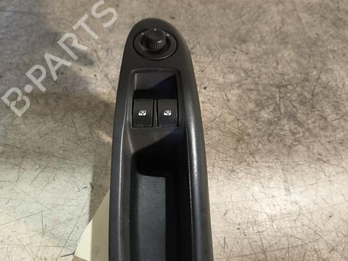 Used Left front window switch RENAULT CLIO II (BB_, CB_) 1.5 dCi (B/CB3M) (64 hp) 30552806