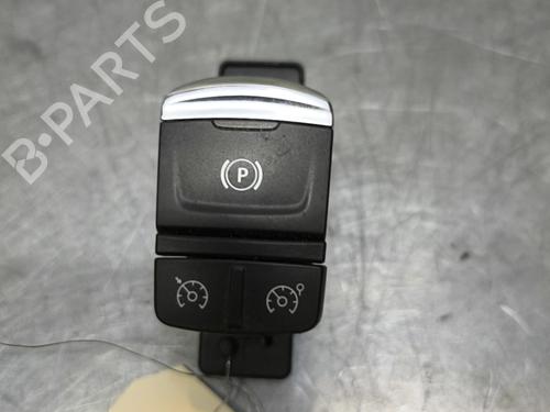 switch-renault-megane-iv-hatchback-b9amn_-2015-32994149 main image