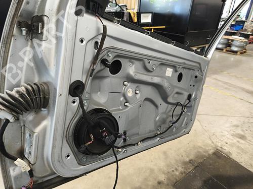 Used Right front door Right front door 37148215 37148215
