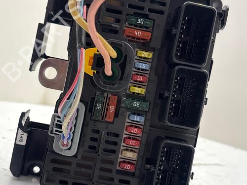Used Fuse box Fuse box 39640333 39640333