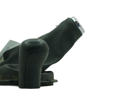 Used Shift knob Shift knob TOYOTA YARIS (_P1_) 1.3 (SCP12_, SCP13_, SCP12R, SCP13R) (87 hp) 40434802 40434802