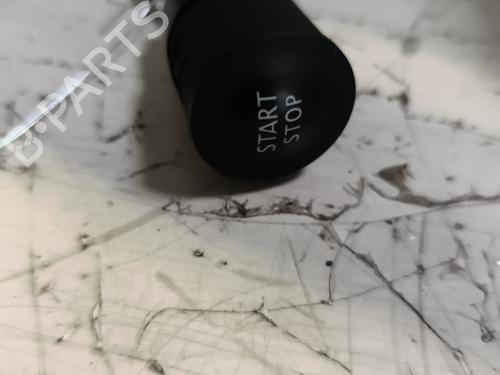 switch-renault-megane-iv-hatchback-b9amn_-2015-23845893 main image