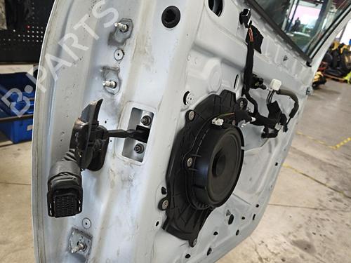 Used Right front door Right front door 37166042 37166042