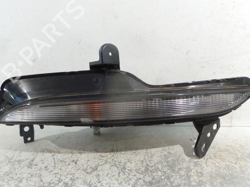 right-front-indicator-renault-megane-iv-hatchback-b9amn_-2015-40049607 main image