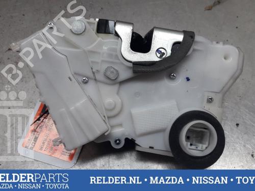 Used Front left lock TOYOTA YARIS (_P13_) 1.4 D (NLP130_, NLP130) (90 hp) 22162551