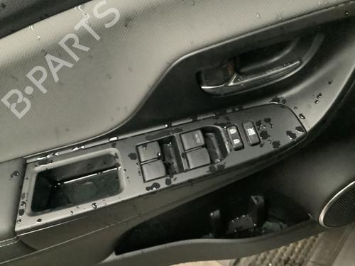 Used Switch Switch TOYOTA YARIS (_P13_) 1.5 Hybrid (NHP130_, NHP130) (101 hp) 33608978 33608978