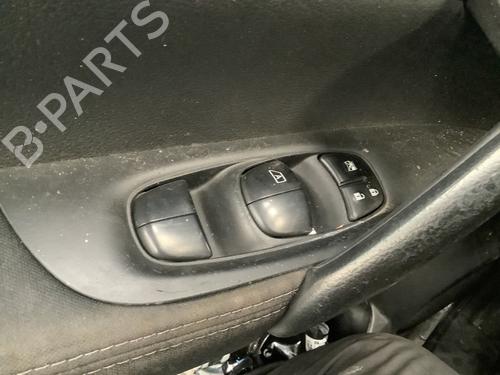 switch-nissan-qashqai-ii-j11-j11_-2013-28049124 main image