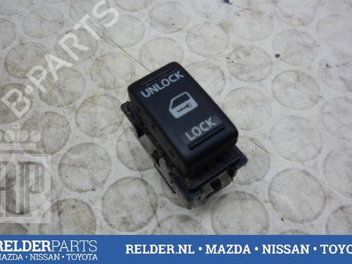 Used Switch NISSAN MICRA III (K12) 1.2 16V (80 hp) 22147041