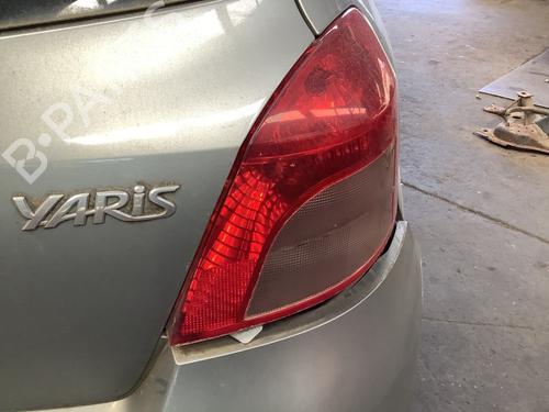 Farolim direito Farolim direito TOYOTA YARIS (_P9_) 1.3 VVT-i (SCP90_, SCP90R) (87 hp) 34574215 34574215