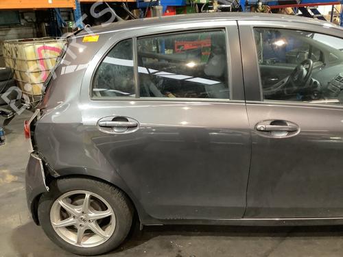 Porta trás direita TOYOTA YARIS (_P9_) 1.33 VVT-i (NSP90_, NSP90R) (100 hp) 30902114