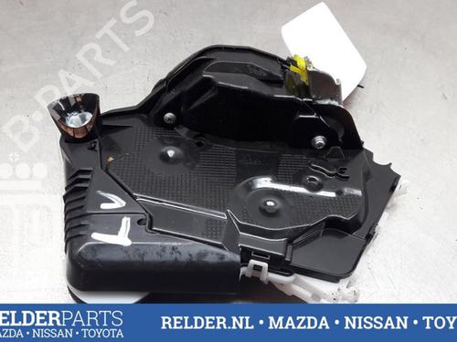 Used Front left lock TOYOTA YARIS (_P13_) 1.5 Hybrid (NHP130_, NHP130) (101 hp) 22160410