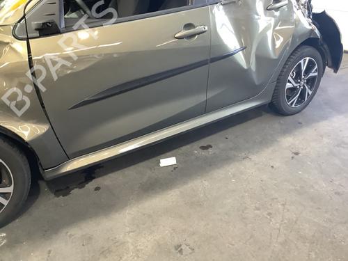 Used Left sideskirt TOYOTA YARIS (_P21_, _PA1_, _PH1_) 1.5 Hybrid (MXPH10, MXPH11) (116 hp) 30052274
