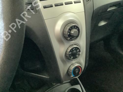 Commande Chauffage TOYOTA YARIS (_P9_) 1.0 VVT-i (KSP90_, KSP90R) (69 hp) 28048971