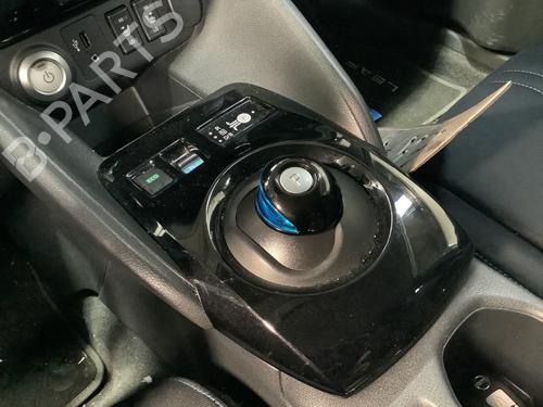 Used Shift knob NISSAN LEAF (ZE1) Electric (150 hp) 32846418