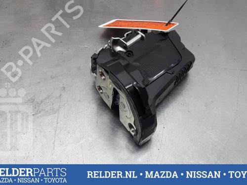 Used Rear left lock TOYOTA YARIS (_P13_) 1.5 Hybrid (NHP130_, NHP130) (101 hp) 22160404