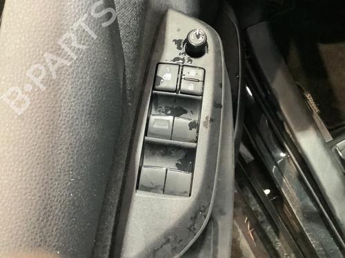 Used Switch Switch TOYOTA YARIS (_P21_, _PA1_, _PH1_) 1.5 Hybrid (MXPH10, MXPH11) (116 hp) 38489724 38489724