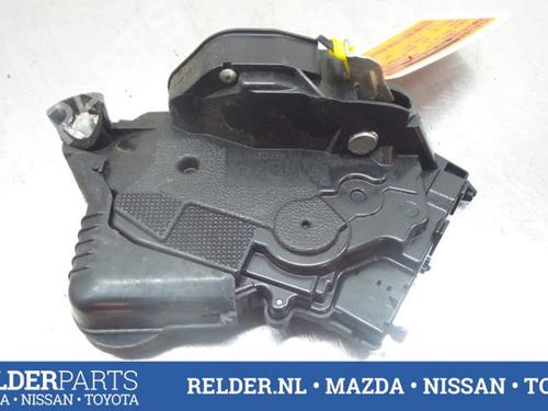 Used Front left lock TOYOTA YARIS (_P9_) 1.33 VVT-i (NSP90_, NSP90R) (100 hp) 22152083