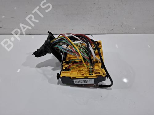 Used Fuse box Fuse box 39007467 39007467