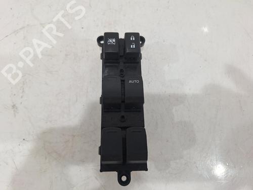 Højre fortil elrude kontakt Højre fortil elrude kontakt SUZUKI SWIFT V (AZ) 1.0 (A2L310) (111 hp) 39889109 39889109