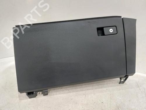 handskerum-vw-touareg-cr7-rc8-2017-26778310 main image