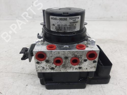 Used ABS pump TOYOTA YARIS (_P13_) 1.5 (NSP131_) (112 hp) 26816911