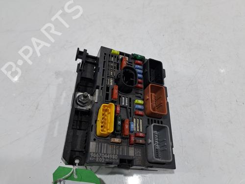 Used Fuse box Fuse box 39080637 39080637