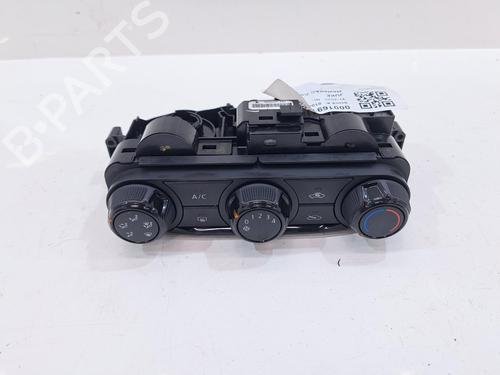 climate-control-nissan-juke-f16_-2019-34233338 main image