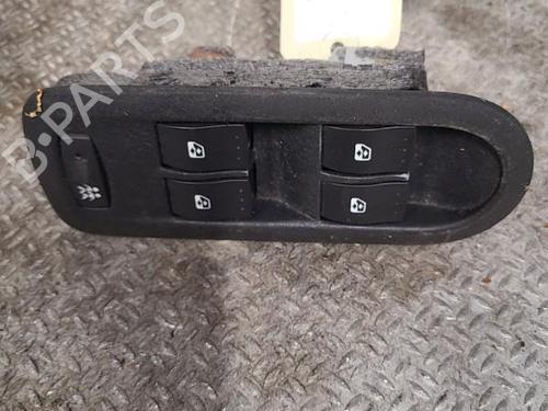 Interrupteur de vitre avant gauche RENAULT MEGANE II (BM0/1_, CM0/1_) 1.4 16V (82 hp) 24099842