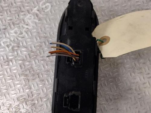 Used Left front window switch Left front window switch CITROËN C5 II (RC_) 2.0 HDi (RCRHRH) (136 hp) 27581507 27581507