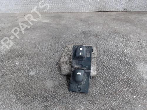 switch-nissan-qashqai-ii-j11-j11_-2013-24083674 main image