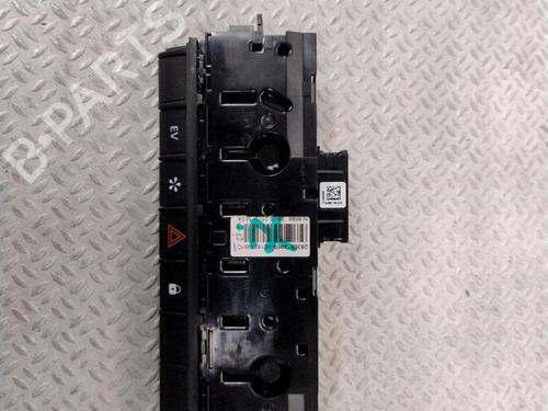 Used Warning switch RENAULT CAPTUR II (HF_) E-TECH 145 (HFMU) (143 hp) 28685270